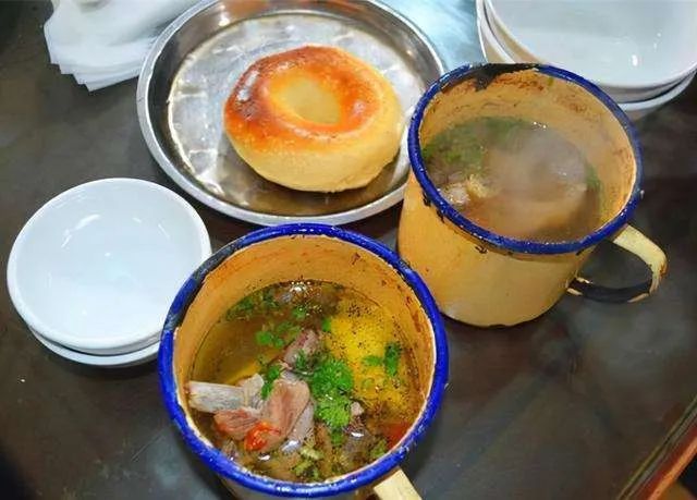 窩窩馕配缸子肉.jpg 窩窩馕配缸子肉.jpg