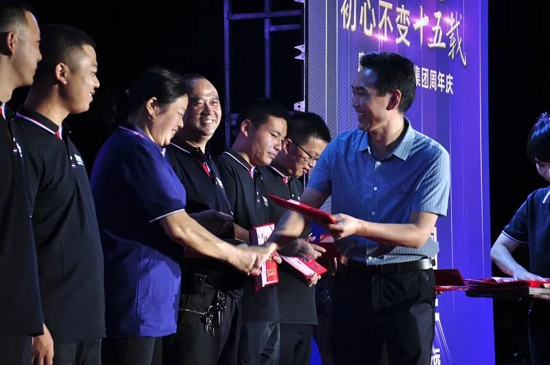 員工頒獎(jiǎng)