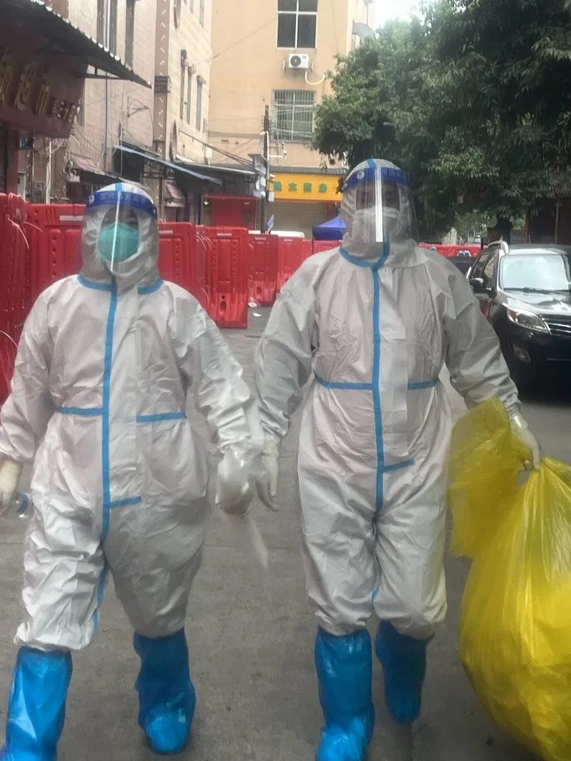 紅碼人員收集垃圾.jpg 紅碼人員收集垃圾.jpg