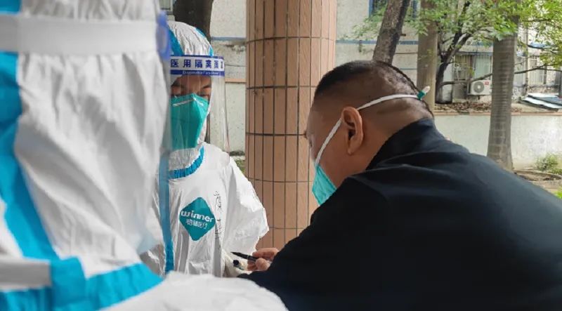 康來福志愿者穿防護服.jpg 康來福志愿者穿防護服.jpg