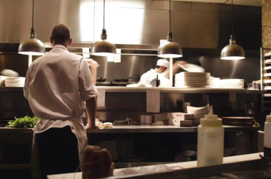 忙碌的食堂后勤人員 忙碌的食堂后勤人員