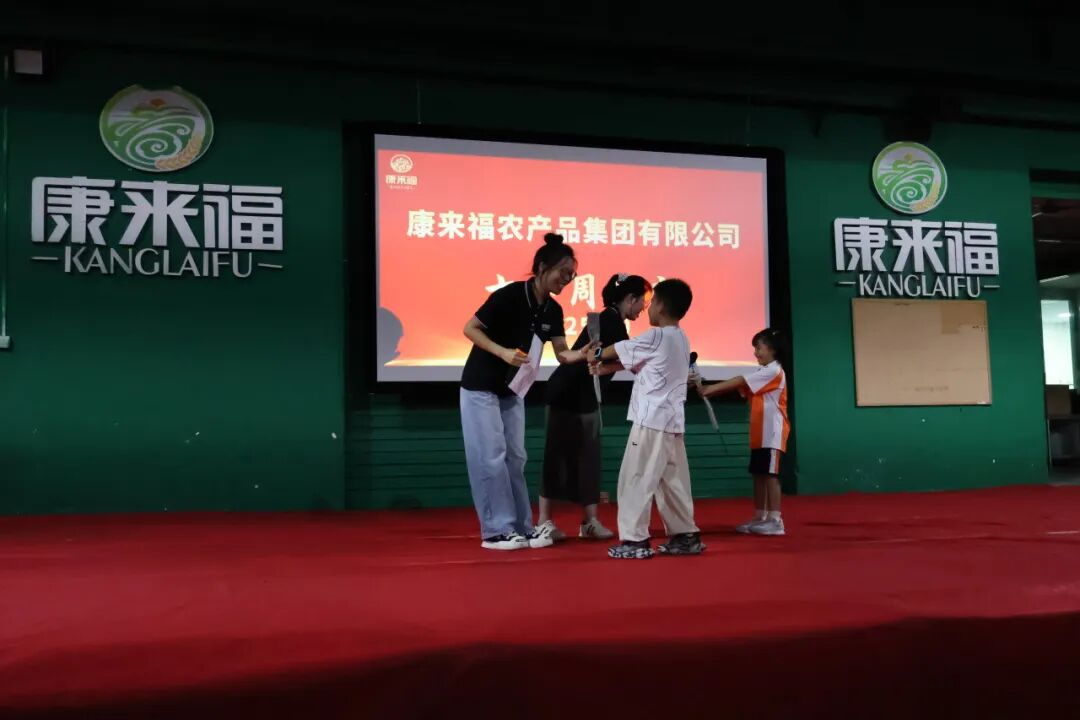 小朋友上臺送花.jpg 小朋友上臺送花.jpg